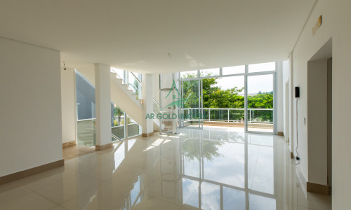 Casa de Alto Padrão à Venda em Alphaville | 430m² | 4 Suítes | Piscina | 6 Vagas | Burle Marx