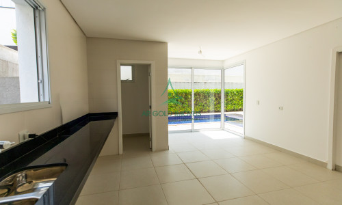 Casa de Alto Padrão à Venda em Alphaville | 430m² | 4 Suítes | Piscina | 6 Vagas | Burle Marx