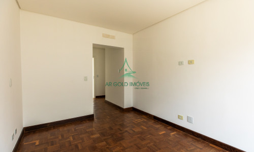 Casa de Alto Padrão à Venda em Alphaville | 430m² | 4 Suítes | Piscina | 6 Vagas | Burle Marx