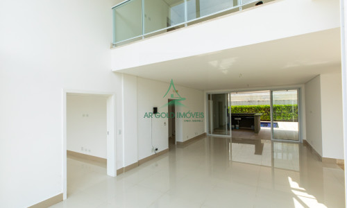 Casa de Alto Padrão à Venda em Alphaville | 430m² | 4 Suítes | Piscina | 6 Vagas | Burle Marx
