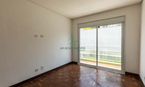 Casa de Alto Padrão à Venda em Alphaville | 430m² | 4 Suítes | Piscina | 6 Vagas | Burle Marx